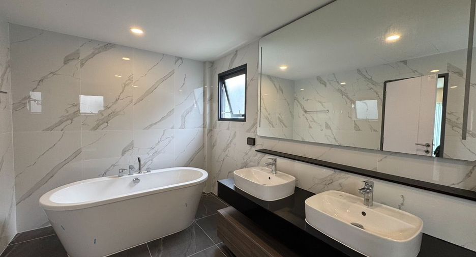 Casa en alquiler y en venta de 5 habitaciones en Bang Phli, Samut Prakan