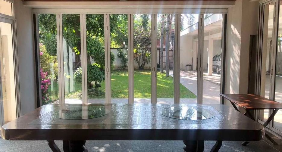 For rent 6 bedrooms house in Phra Khanong, Bangkok
