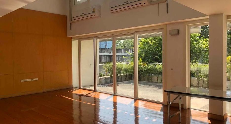 For rent 6 bedrooms house in Phra Khanong, Bangkok