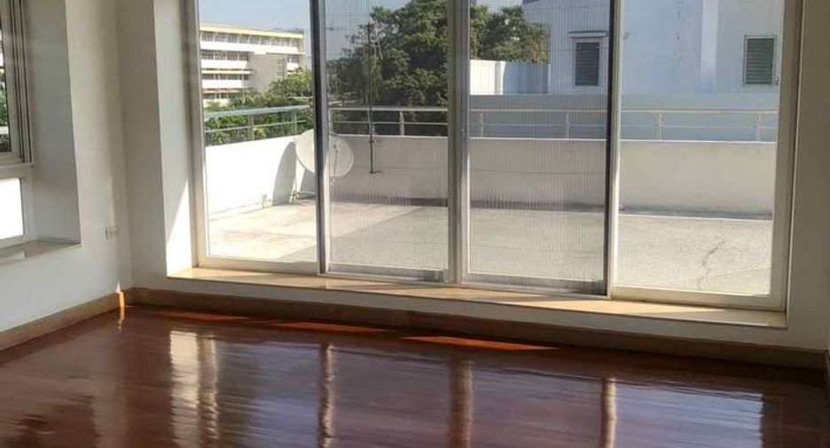 For rent 6 bedrooms house in Phra Khanong, Bangkok