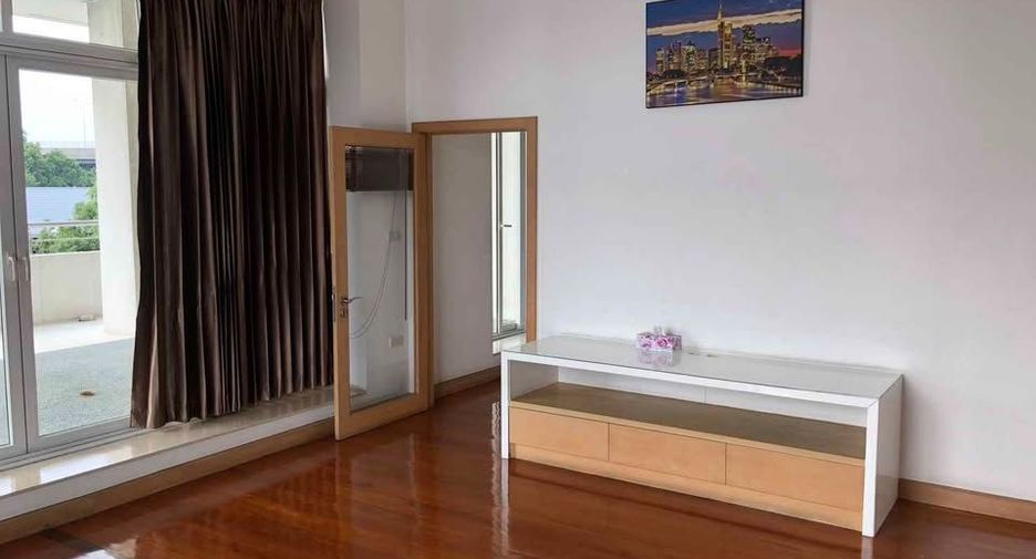 For rent 6 bedrooms house in Phra Khanong, Bangkok