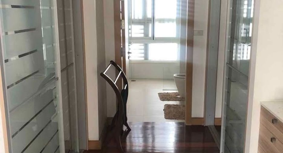 For rent 6 bedrooms house in Phra Khanong, Bangkok