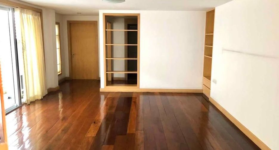 For rent 6 bedrooms house in Phra Khanong, Bangkok