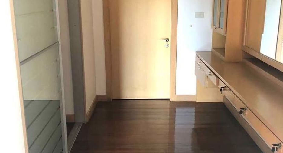 For rent 6 bedrooms house in Phra Khanong, Bangkok