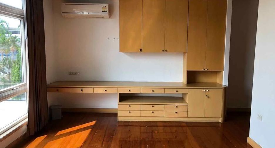 For rent 6 bedrooms house in Phra Khanong, Bangkok