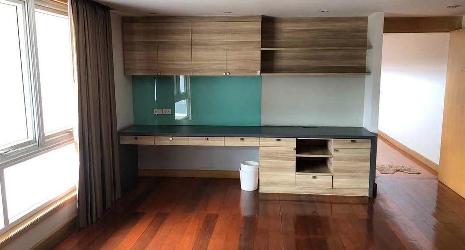 For rent 6 bedrooms house in Phra Khanong, Bangkok