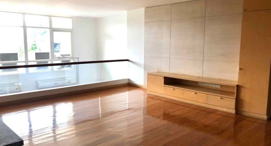 For rent 6 bedrooms house in Phra Khanong, Bangkok