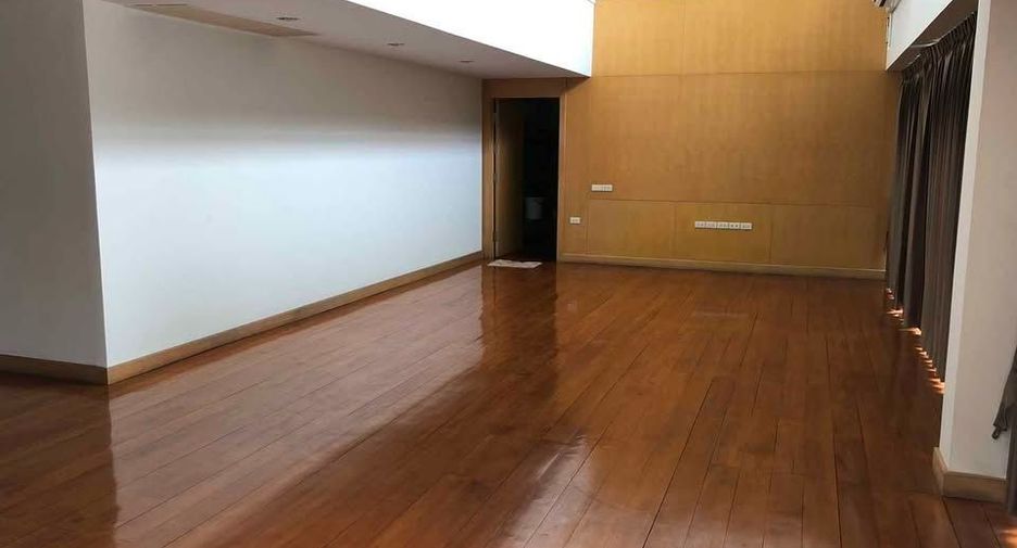 For rent 6 bedrooms house in Phra Khanong, Bangkok