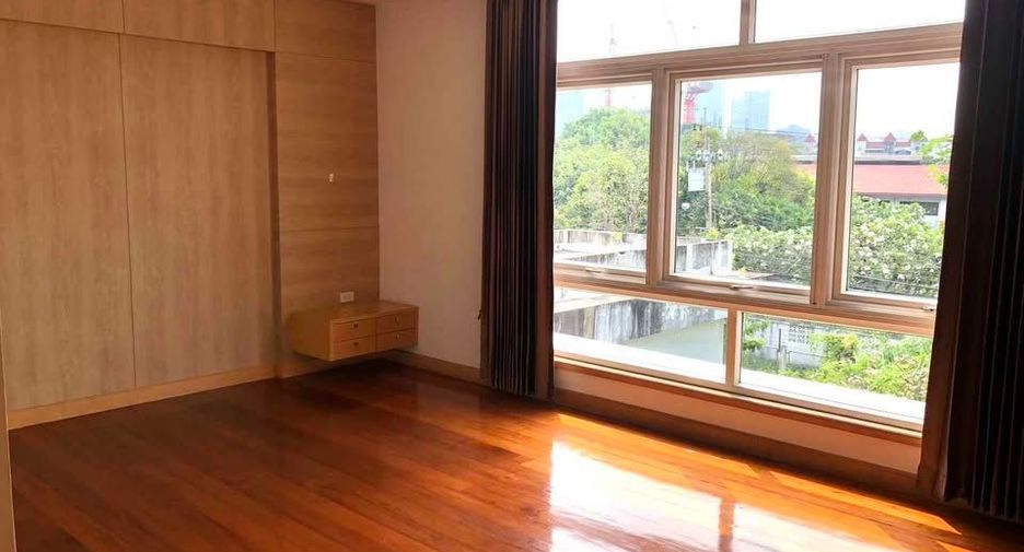 For rent 6 bedrooms house in Phra Khanong, Bangkok