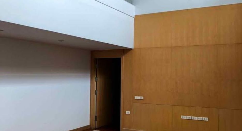 For rent 6 bedrooms house in Phra Khanong, Bangkok