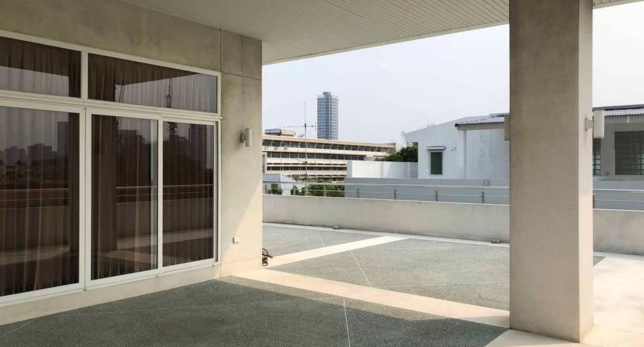 For rent 6 bedrooms house in Phra Khanong, Bangkok