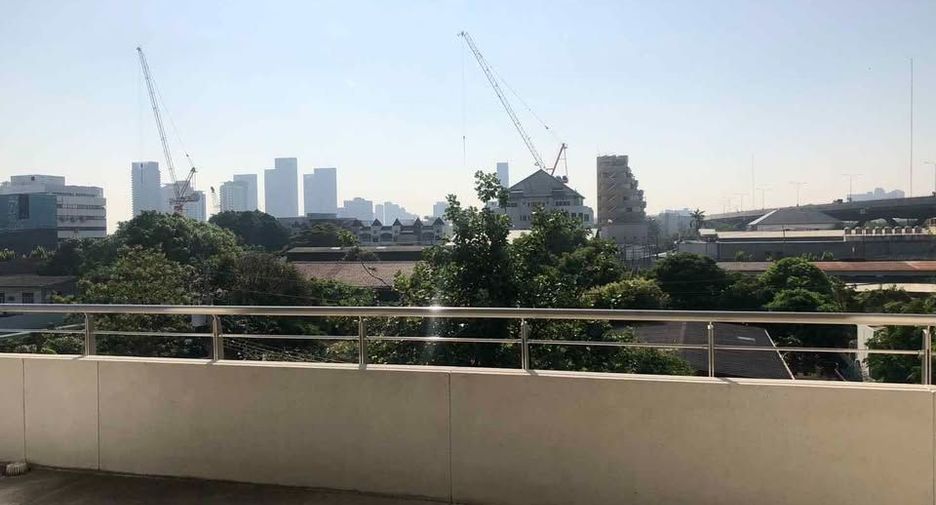 For rent 6 bedrooms house in Phra Khanong, Bangkok