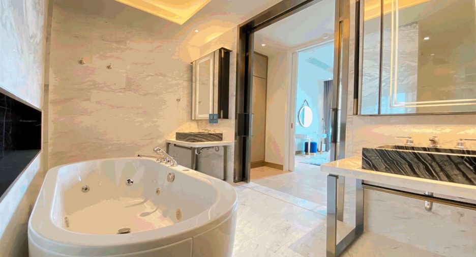 For rent 2 bedrooms condo in Khlong San, Bangkok