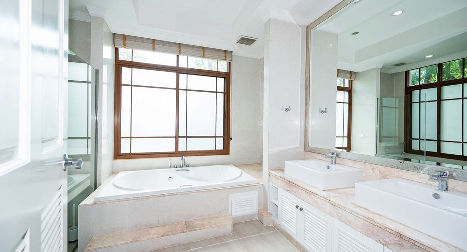 For rent 4 bedrooms house in Watthana, Bangkok