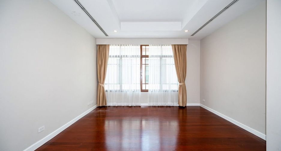 For rent 4 bedrooms house in Watthana, Bangkok