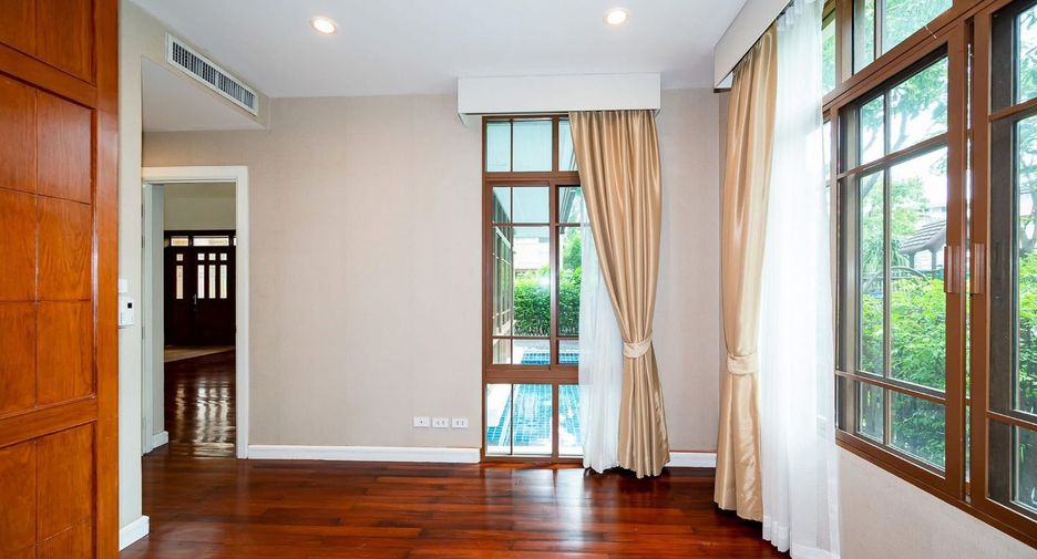 For rent 4 bedrooms house in Watthana, Bangkok