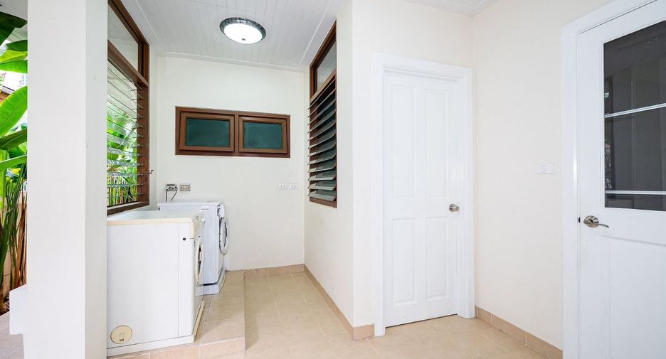 For rent 4 bedrooms house in Watthana, Bangkok