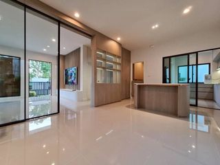 Casa en alquiler y en venta de 4 habitaciones en Bang Phli, Samut Prakan