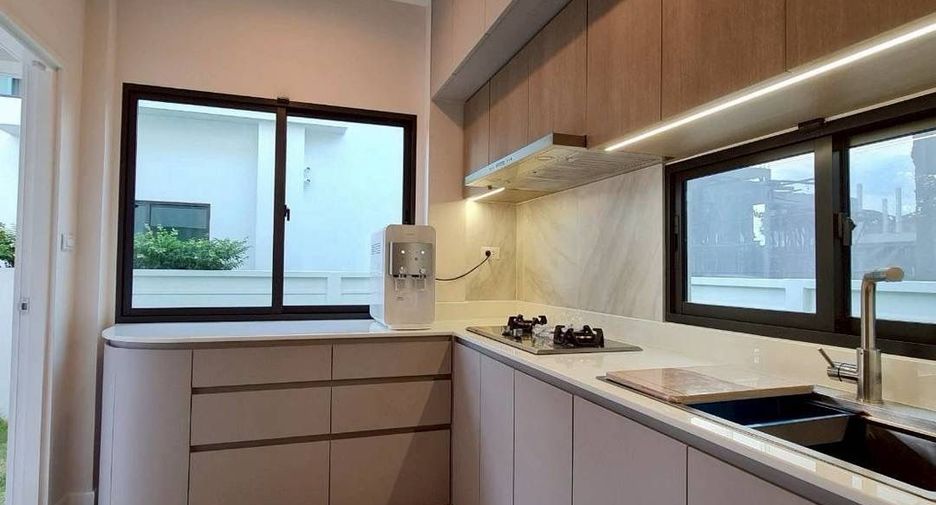 For rent and for sale 4 bedrooms house in Bang Phli, Samut Prakan