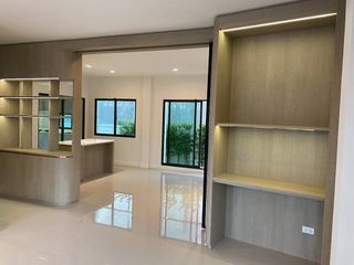 Casa en alquiler y en venta de 4 habitaciones en Bang Phli, Samut Prakan