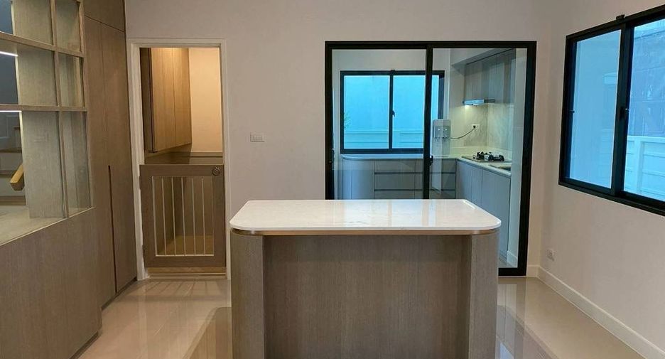 For rent and for sale 4 bedrooms house in Bang Phli, Samut Prakan