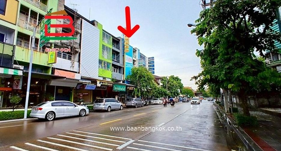 For sale 3 bedrooms retail Space in Lat Phrao, Bangkok