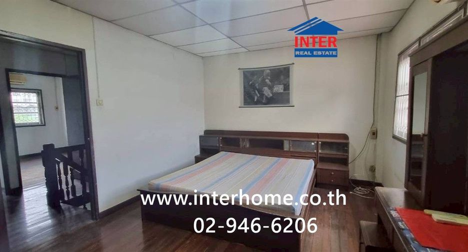 For sale 3 bedrooms townhouse in Huai Khwang, Bangkok