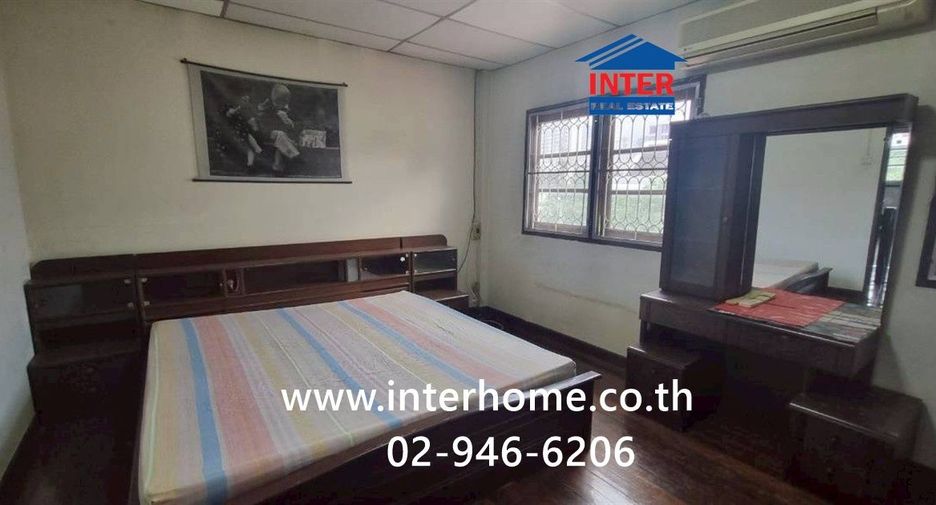 For sale 3 bedrooms townhouse in Huai Khwang, Bangkok