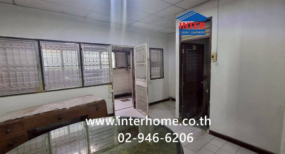 For sale 3 bedrooms townhouse in Huai Khwang, Bangkok