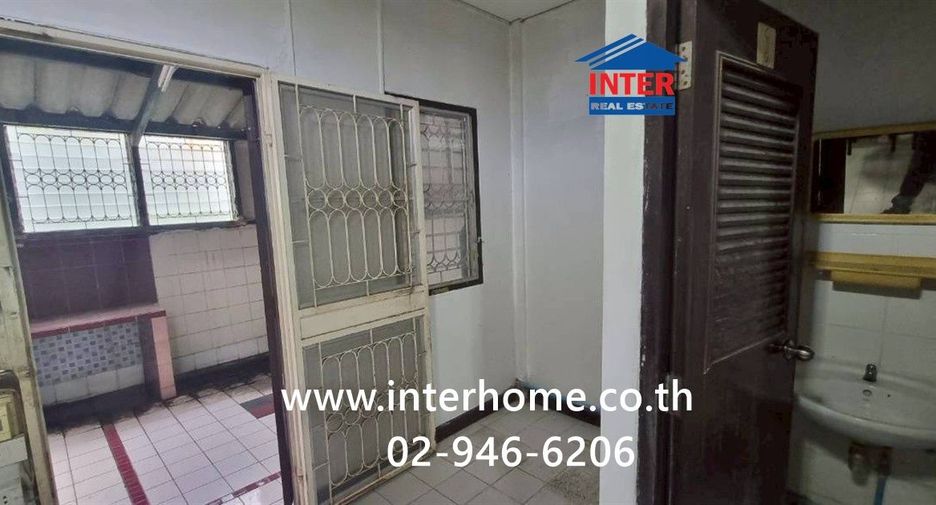 For sale 3 bedrooms townhouse in Huai Khwang, Bangkok