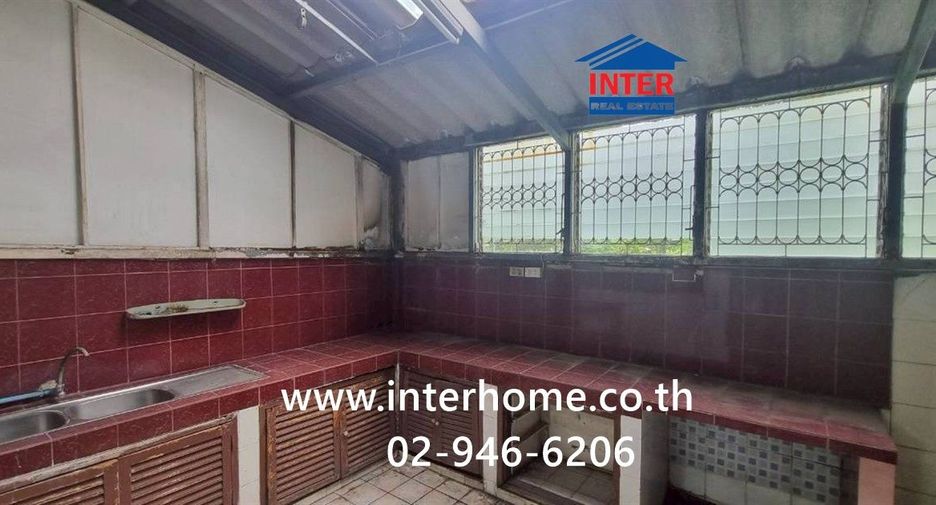 For sale 3 bedrooms townhouse in Huai Khwang, Bangkok