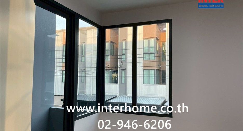 Casa adosada en venta de 3 habitaciones en Thung Khru, Bangkok