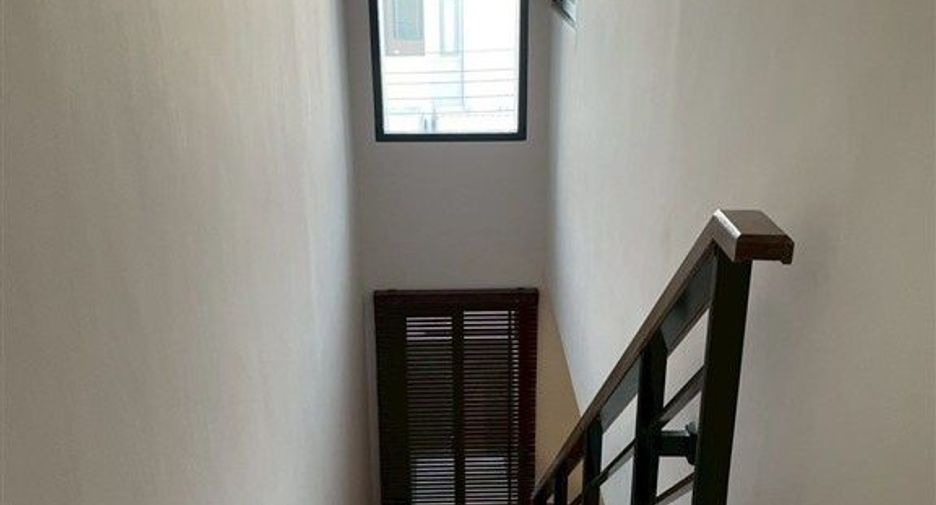 Casa adosada en venta de 3 habitaciones en Thung Khru, Bangkok