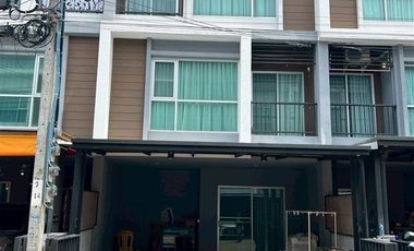 À vendre 4 chambres maison de ville à Bang Khun Thian, Bangkok