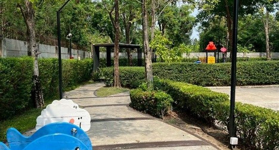 For sale 4 bedrooms townhouse in Bang Khun Thian, Bangkok