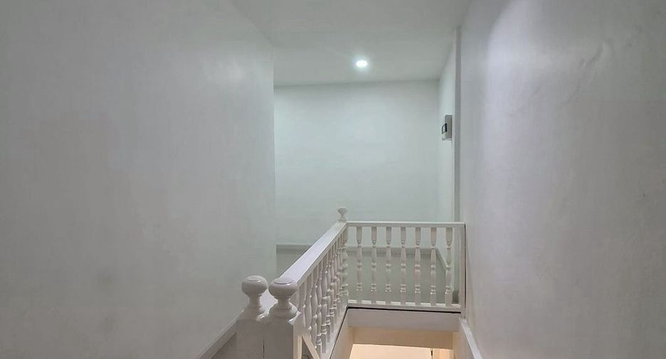 For rent 2 bedrooms townhouse in Phra Khanong, Bangkok
