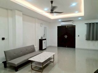 Reihenhaus zur Miete mit 2 Zimmer in Phra Khanong, Bangkok