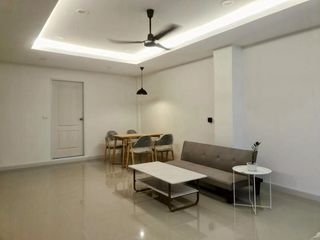 Reihenhaus zur Miete mit 2 Zimmer in Phra Khanong, Bangkok