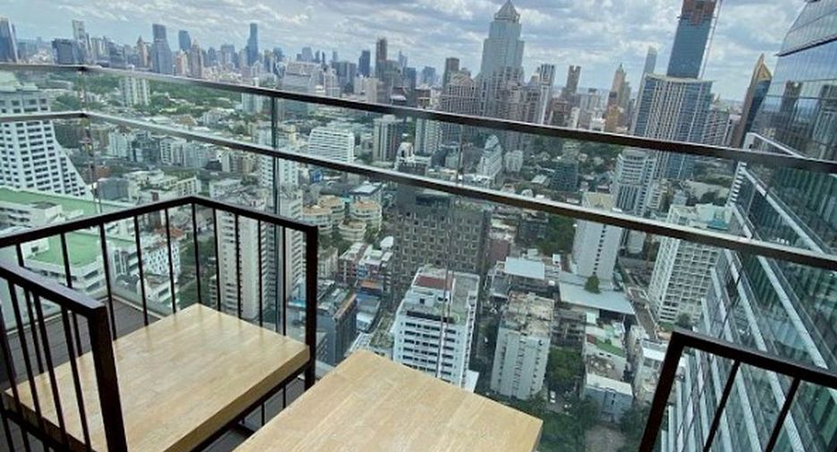 À louer et à vendre 3 chambres condo à Khlong Toei, Bangkok
