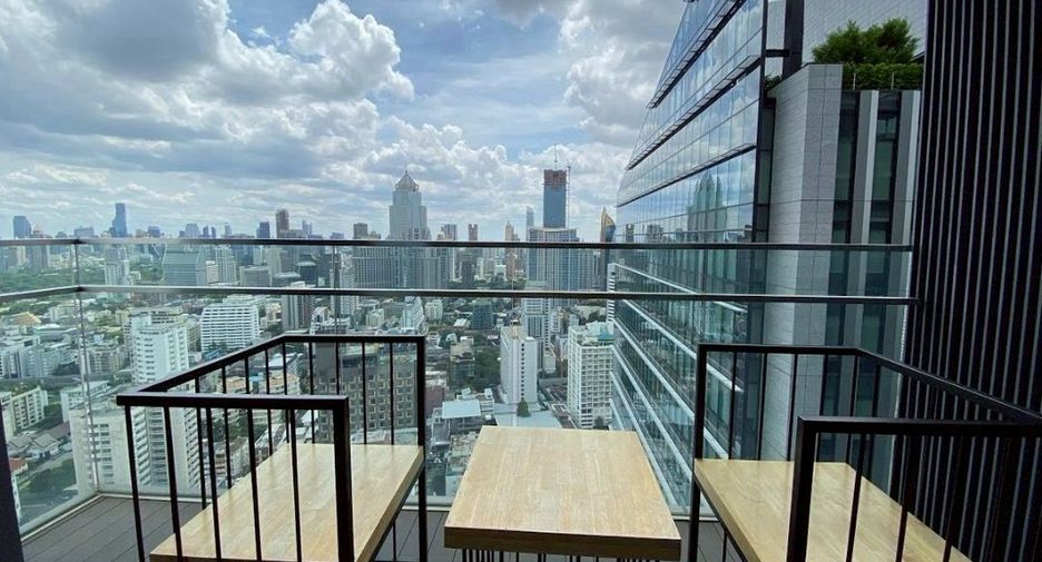À louer et à vendre 3 chambres condo à Khlong Toei, Bangkok