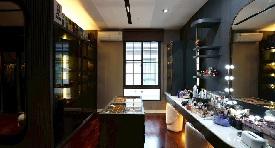 For sale 3 bedrooms house in Thawi Watthana, Bangkok