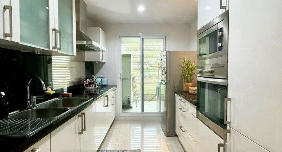 For rent 2 bedrooms condo in Yan Nawa, Bangkok