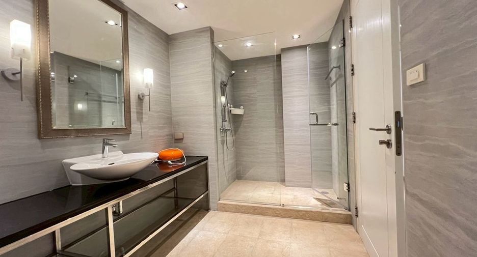 For rent 2 bedrooms condo in Yan Nawa, Bangkok