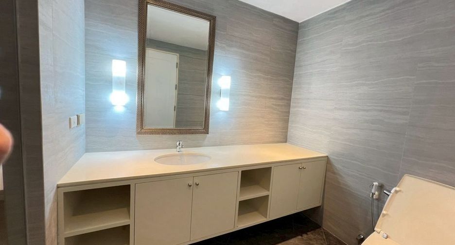 For rent 2 bedrooms condo in Yan Nawa, Bangkok