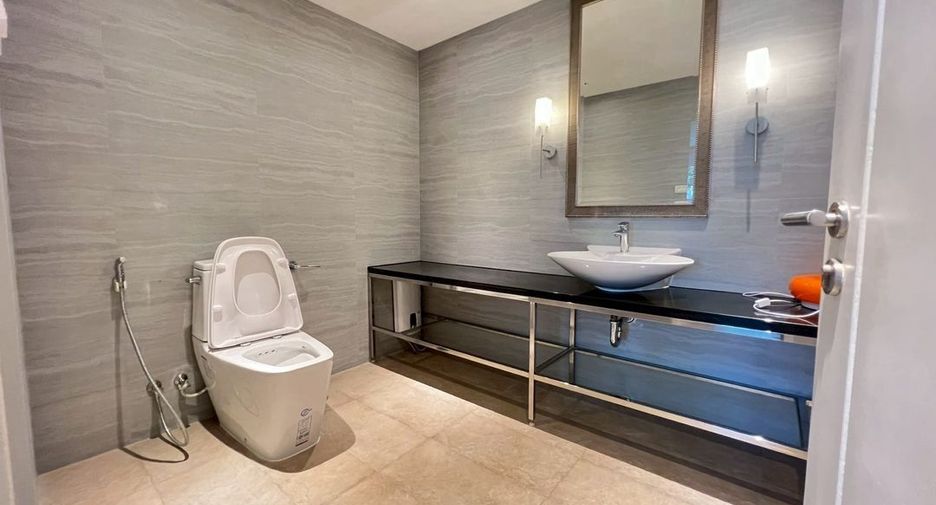 For rent 2 bedrooms condo in Yan Nawa, Bangkok