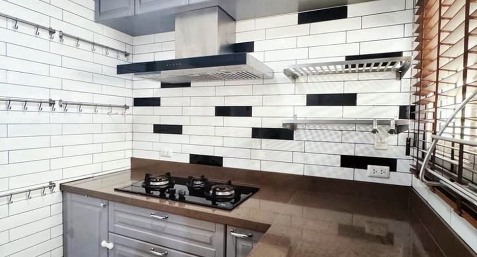 For rent 3 bedrooms townhouse in Phra Khanong, Bangkok