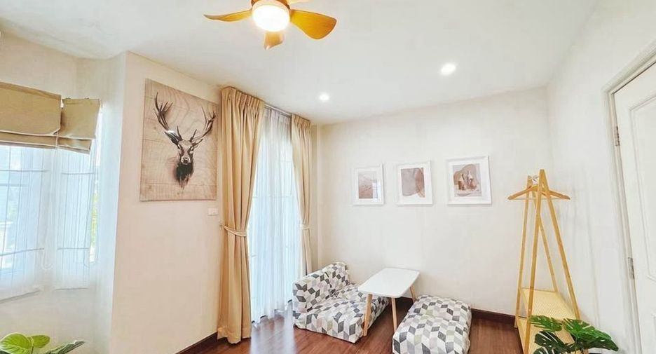 For rent 3 bedrooms townhouse in Phra Khanong, Bangkok