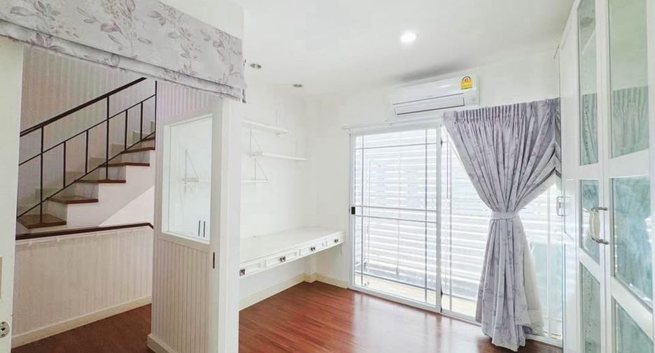 For rent 3 bedrooms townhouse in Phra Khanong, Bangkok