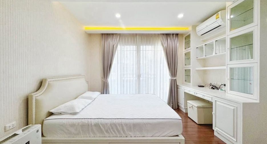 For rent 3 bedrooms townhouse in Phra Khanong, Bangkok