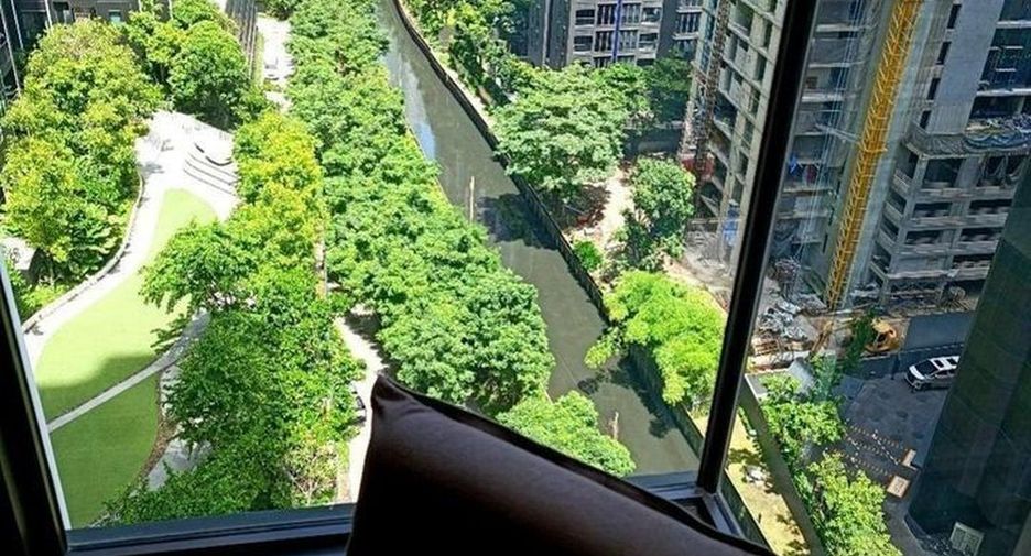 For sale 2 bedrooms condo in Huai Khwang, Bangkok